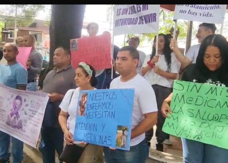 Pacientes con colitis y Crohn denuncian crisis por falta de medicamentos de alto costo en Santiago