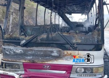 Minibús de la ruta del Sur Profundo se incendia en Azua; no se reportan víctimas