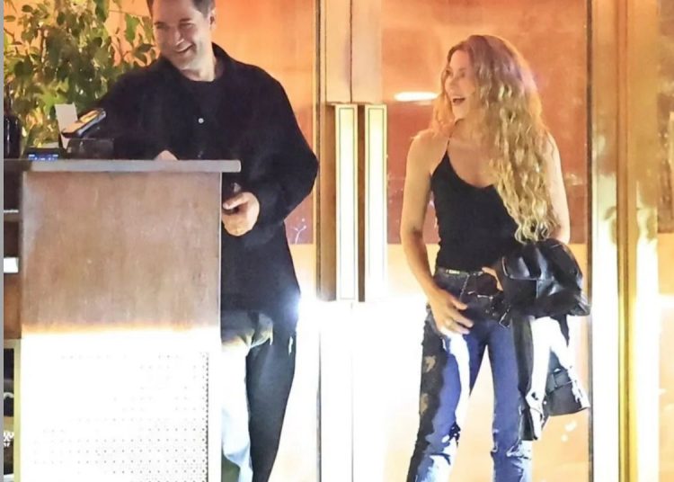 Shakira y el actor mexicano Manuel García-Rulfo desatan rumores de romance tras ser captados fuera de un hotel