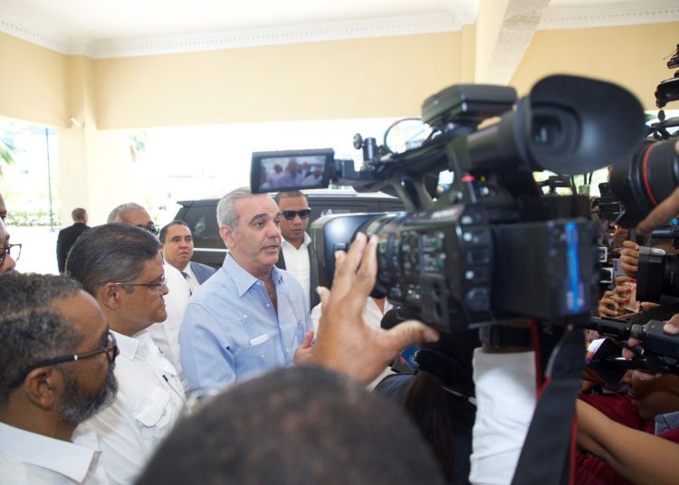 Abinader encabeza simulación nacional del COE para evaluar respuesta ante huracanes