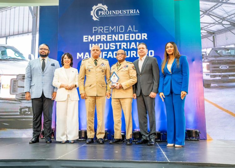PROINDUSTRIA reconoce al Ministerio de Defensa por sus aportes a la innovación y al desarrollo industrial de RD