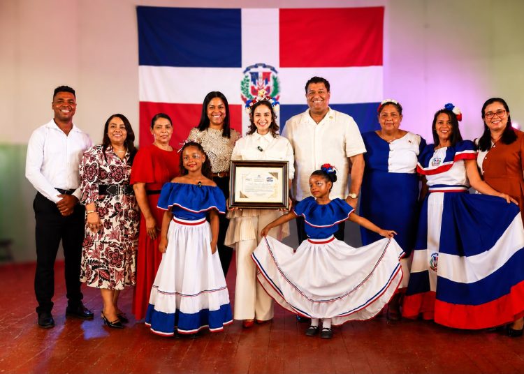Reconocen aportes de Priscila D’ Oleo a la preservación de la historia dominicana