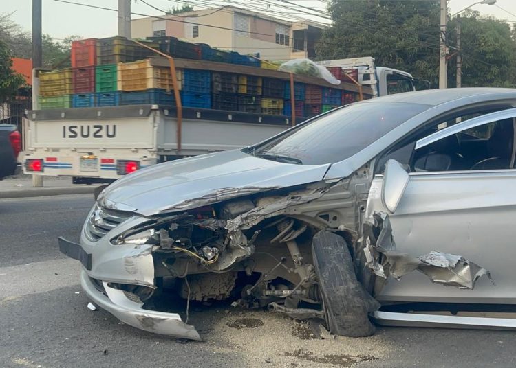 Aparatoso choque entre carro y camión grúa paraliza tránsito en la Circunvalación Sur de Santiago
