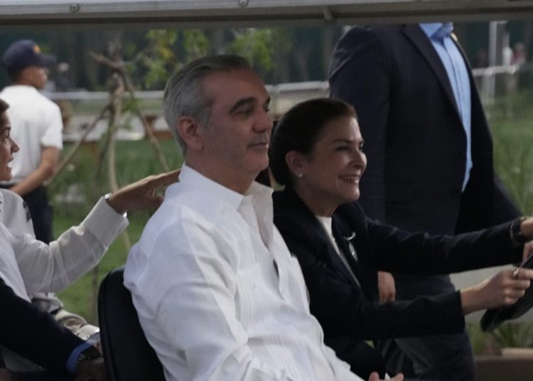 Abinader y Carolina Mejía recorren el nuevo Parque Deportivo Paseo 30 de Mayo