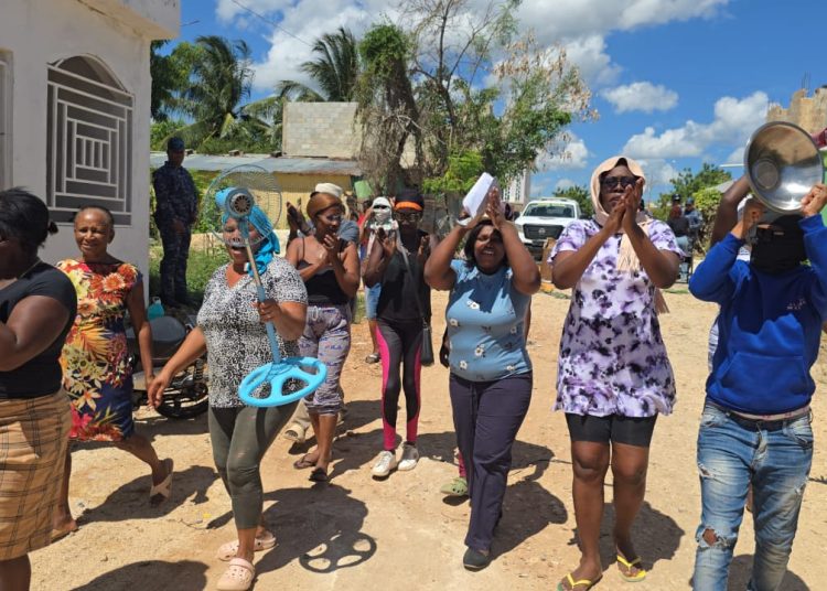 Residentes de Villa Progreso protestan por apagones de hasta tres días y exigen solución a Edeeste