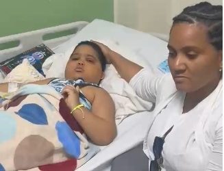 Madre solicita visa humanitaria para salvar la vida de su hijo con cáncer avanzado