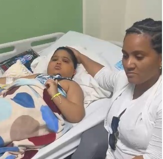 Madre solicita visa humanitaria para salvar la vida de su hijo con cáncer avanzado