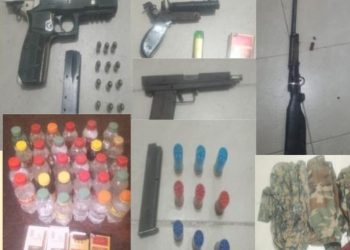 Policía ocupa armas de fuego, pertrechos militares y ron adulterado durante allanamientos en Barahona y Cabral