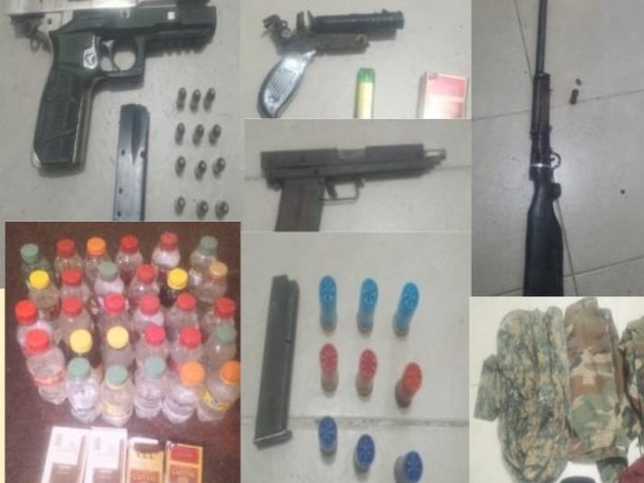 Policía ocupa armas de fuego, pertrechos militares y ron adulterado durante allanamientos en Barahona y Cabral