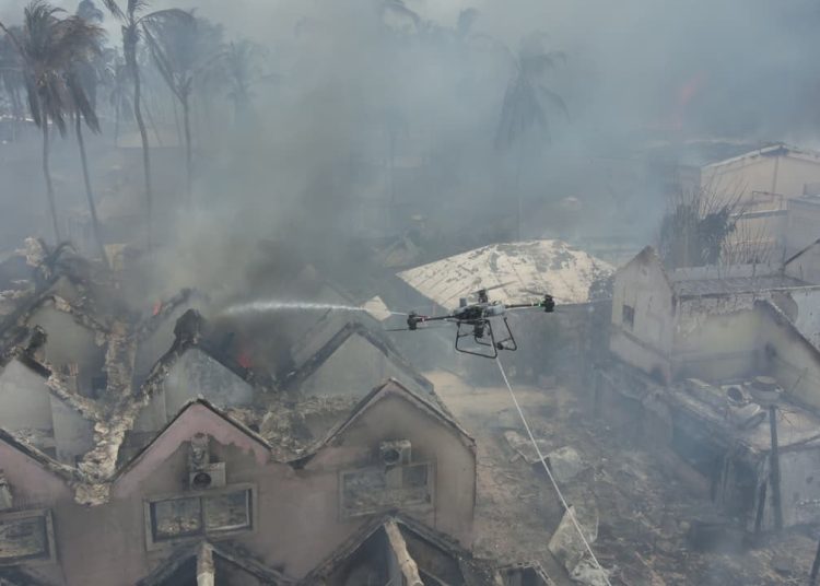 Bomberos logran contener avance del incendio en hotel de Bayahíbe; una persona fue trasladada