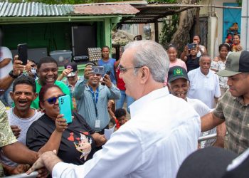Abinader inaugurará este sábado en la provincia de Monte Plata dos carreteras y un techado escolar