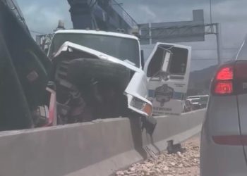 Accidente entre camión y grúa genera fuerte taponamiento en Circunvalación Norte de Santiago