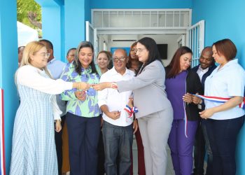 Senadora Lía Díaz entrega remozado Centro de Salud en Sábana Yegua