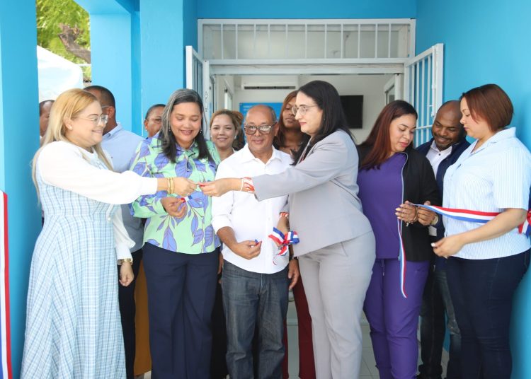 Senadora Lía Díaz entrega remozado Centro de Salud en Sábana Yegua