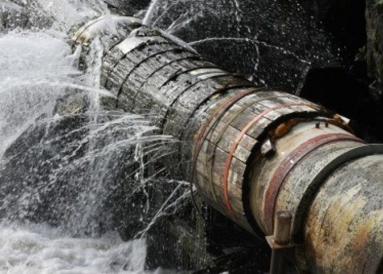 Rotura de tubería deja sin agua potable a varias comunidades en Barahona