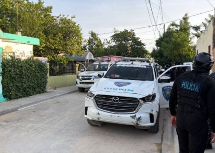 Policía recupera vehículo robado en Punta Cana y arresta a hombre durante operativo en Villa Hermosa