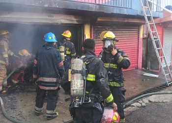 Incendio devora repuesto en Los Ciruelitos y provoca pérdidas superiores a RD$10 millones