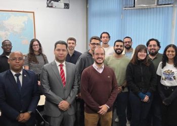 Jatzel Román aborda desafíos de la democracia en América Latina en Brasil