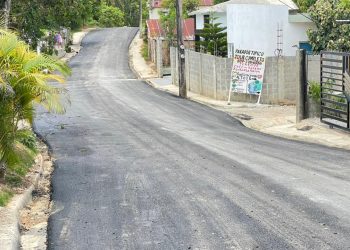Ministerio de Obras Públicas y Alcaldía de Las Terrenas inician asfaltado en comunidades del municipio