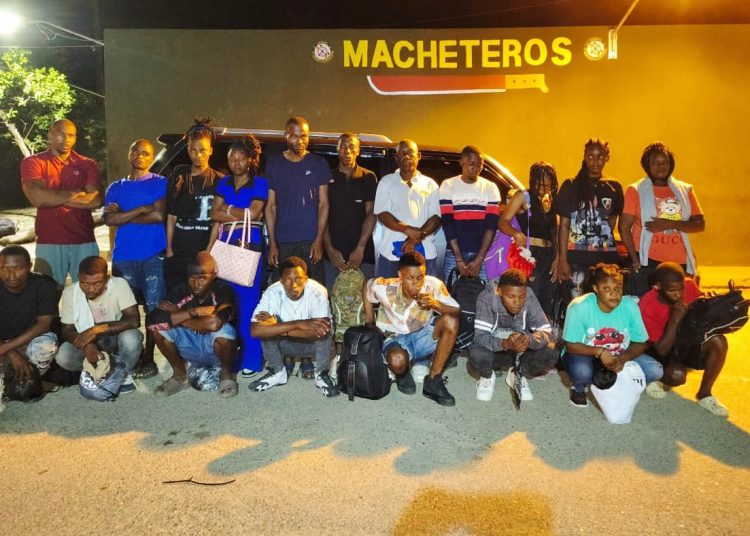 Ejército persigue a presunto traficante y detiene a 20 haitianos indocumentados en Santiago Rodríguez