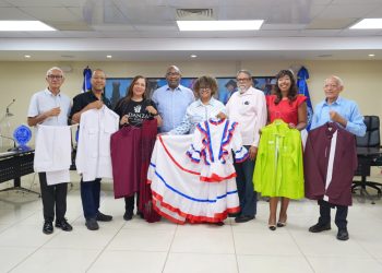 Entregan insumos a grupos culturales previo a la gala “Profesor del Año” en el Teatro Nacional