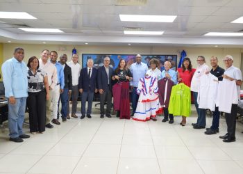 Rector de la UASD entrega insumos a grupos culturales previo a la gala “Profesor del Año” en el Teatro Nacional