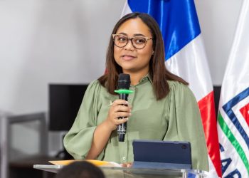 Joven locutora de San Cristóbal, Francisca Frías, presenta su primer libro «Pensamientos» en la Universidad del Caribe