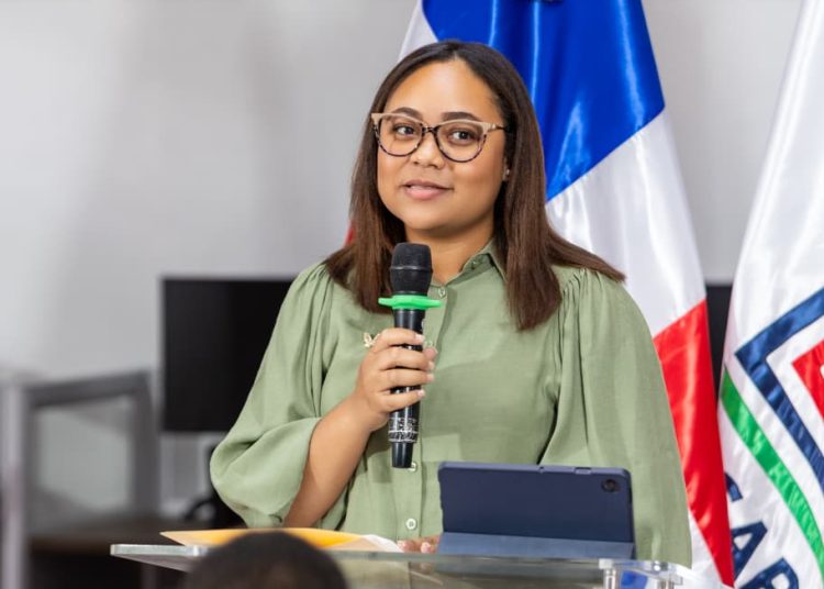 Joven locutora de San Cristóbal, Francisca Frías, presenta su primer libro «Pensamientos» en la Universidad del Caribe