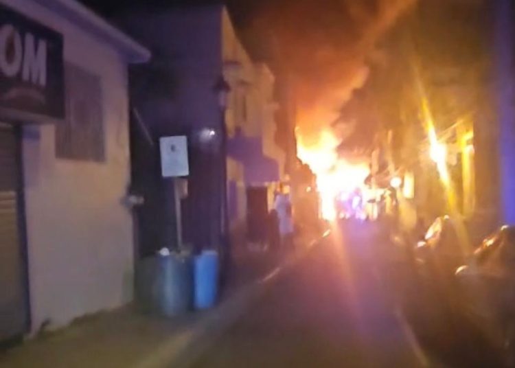 Incendio reduce a cenizas una vivienda victoriana en el centro histórico de Santiago