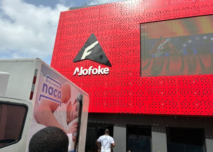Crece la solidaridad: cientos acuden al Edificio Rojo para ayudar a Venezuela