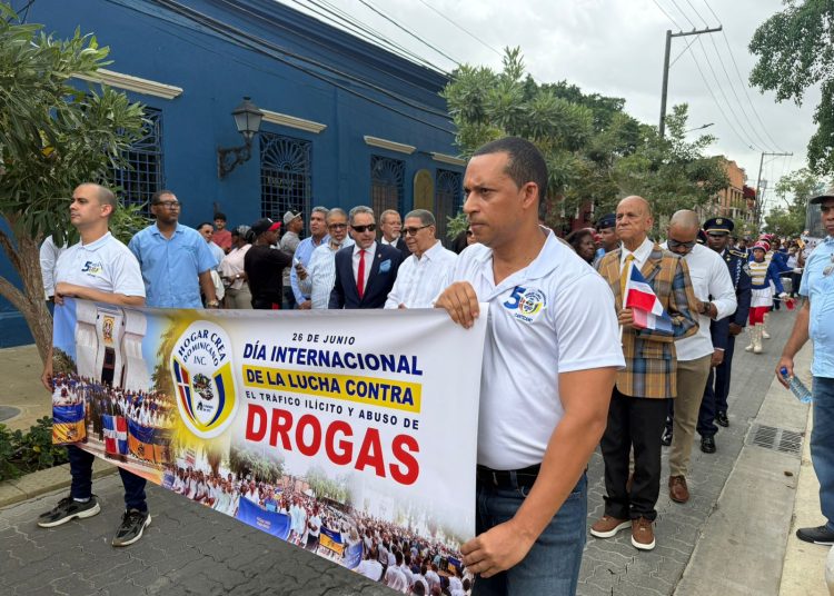 Hogar Crea realiza multitudinaria marcha contra las drogas y pide reformar la Ley 50-88