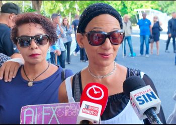 Fanáticos de Alex Bueno abarrotan el Teatro Nacional para despedir al artista