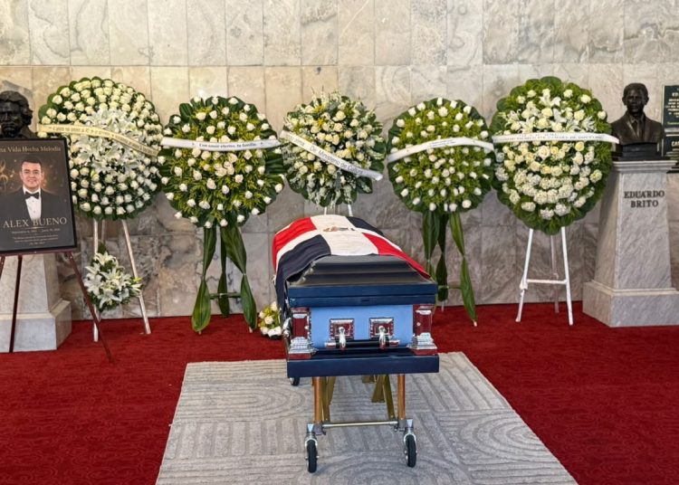 Al ritmo de sus grandes éxitos en piano inicia el funeral de Alex Bueno en el Teatro Nacional