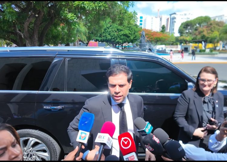 Roberto Ángel asegura “es un momento muy sensible para el arte” tras la muerte de Alex Bueno