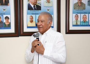 MAPRE entrega dos camiones compactadores a Junta Distrital de Juan López en Moca