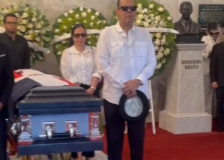 Visiblemente afectado, Fernando Villalona llega al funeral de Alex Bueno