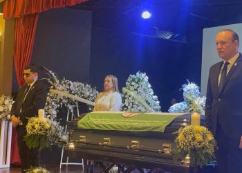 Alcalde de Santiago despide a Alex Bueno: “Vine a despedir a mi amigo”