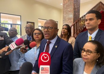Colegio Médico acude al Senado para frenar artículos del Código Penal que promueven la “medicina defensiva”