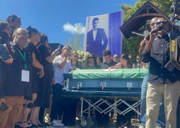 Personas se congregan en Sajoma para rendir homenaje póstumo a Alex Bueno