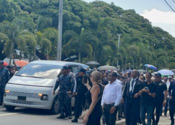 Caravana escolta féretro de Alex Bueno hacia el Patio Cultural de Sajoma