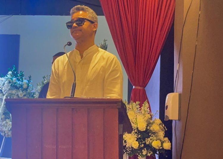 Carlos David rompe en llanto al despedir a Alex Bueno: “La música perdió a un gigante de la humildad”