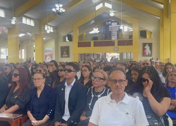 Sacerdote destaca la fe de Alex Bueno y encomienda su alma a Dios durante emotiva misa de cuerpo presente