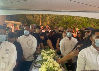 Entre honores y una multitudinaria despedida, San José de las Matas dio el último adiós a Alex Bueno
