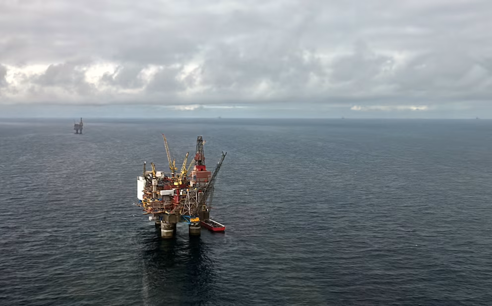Petróleo cae más de 4 % y toca mínimo desde inicio de la guerra