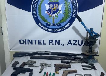 DINTEL ocupa armas de fuego y detiene a tres personas durante allanamientos en Azua
