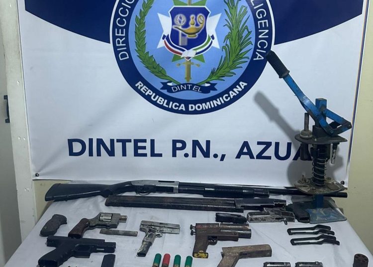 DINTEL ocupa armas de fuego y detiene a tres personas durante allanamientos en Azua