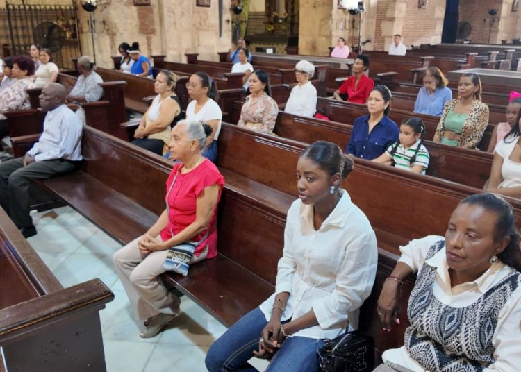 Cientos de fieles celebran Corpus Christi en templos de Santo Domingo