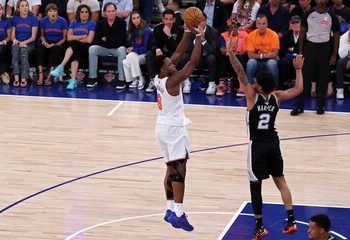 Knicks protagonizan remontada histórica ante los Spurs y quedan a un paso del campeonato de la NBA