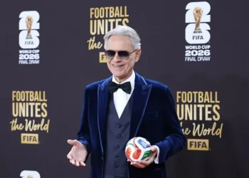 Andrea Bocelli, EJAE y David Guetta protagonizan un nuevo himno oficial de la Copa Mundial de Fútbol