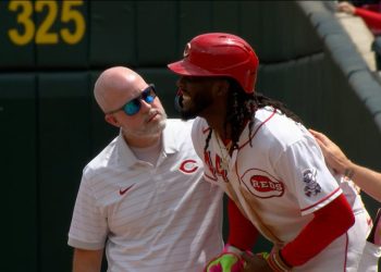 Elly de la Cruz entra a lista de lesionados; Rojos suben al prospecto Edwin Arroyo
